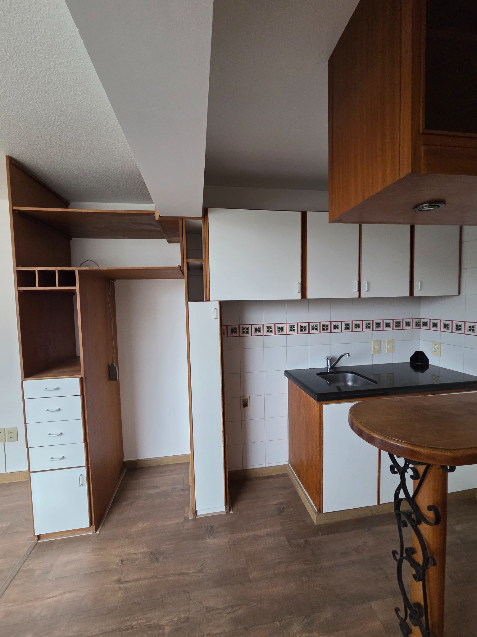 Exclusivo apartamento en piso 9 con vistas despejadas al contrafrente, estratégicamente ubicado en Rambla República de Chile y Santiago de Anca, ofreciendo un ambiente sofisticado con dormitorio y comedor elegantemente definidos. · Foto 5