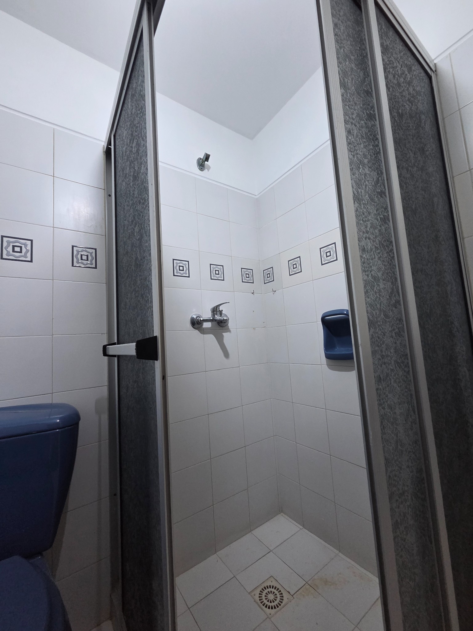 Exclusivo apartamento en piso 9 con vistas despejadas al contrafrente, estratégicamente ubicado en Rambla República de Chile y Santiago de Anca, ofreciendo un ambiente sofisticado con dormitorio y comedor elegantemente definidos. · Foto 6