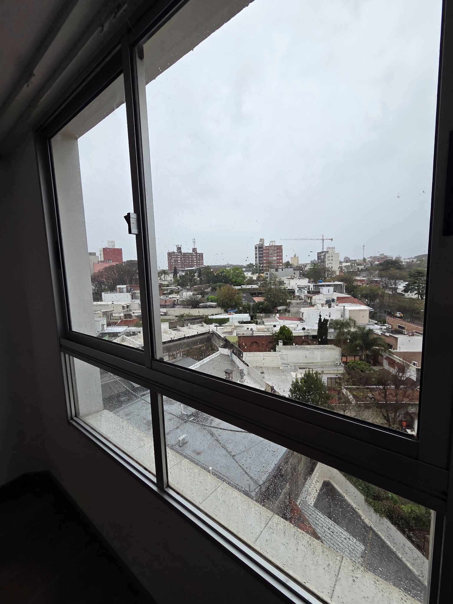Exclusivo apartamento en piso 9 con vistas despejadas al contrafrente, estratégicamente ubicado en Rambla República de Chile y Santiago de Anca, ofreciendo un ambiente sofisticado con dormitorio y comedor elegantemente definidos. · Foto 12