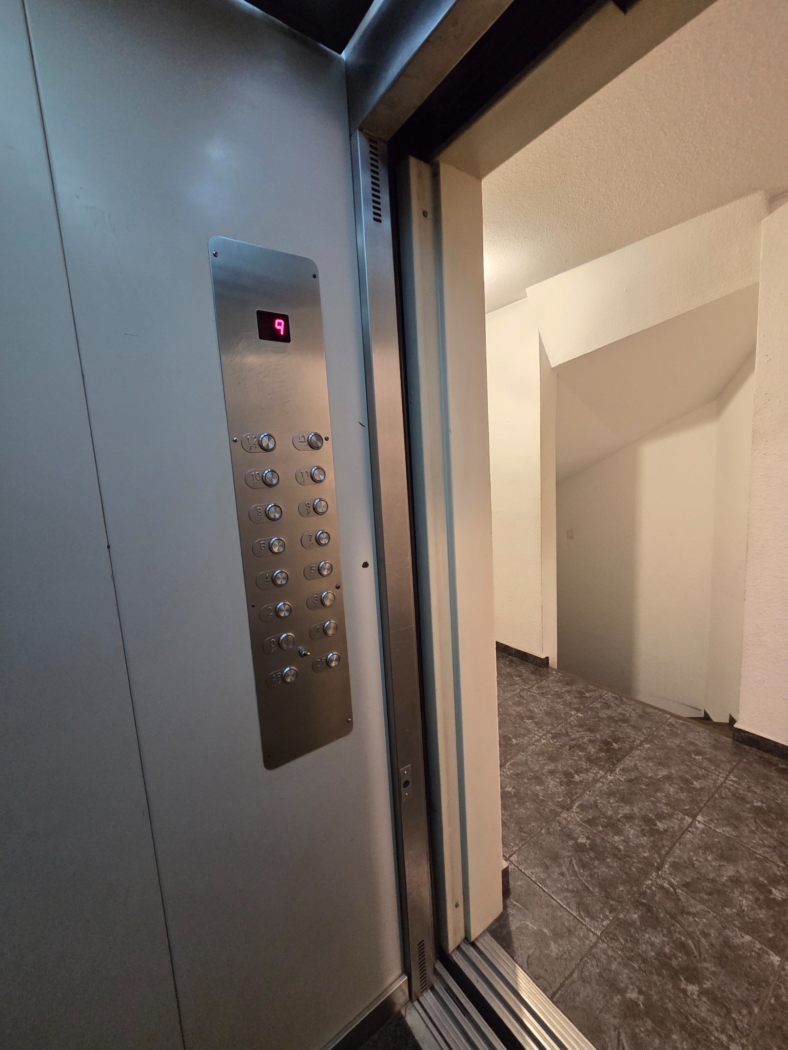 Exclusivo apartamento en piso 9 con vistas despejadas al contrafrente, estratégicamente ubicado en Rambla República de Chile y Santiago de Anca, ofreciendo un ambiente sofisticado con dormitorio y comedor elegantemente definidos. · Foto 11