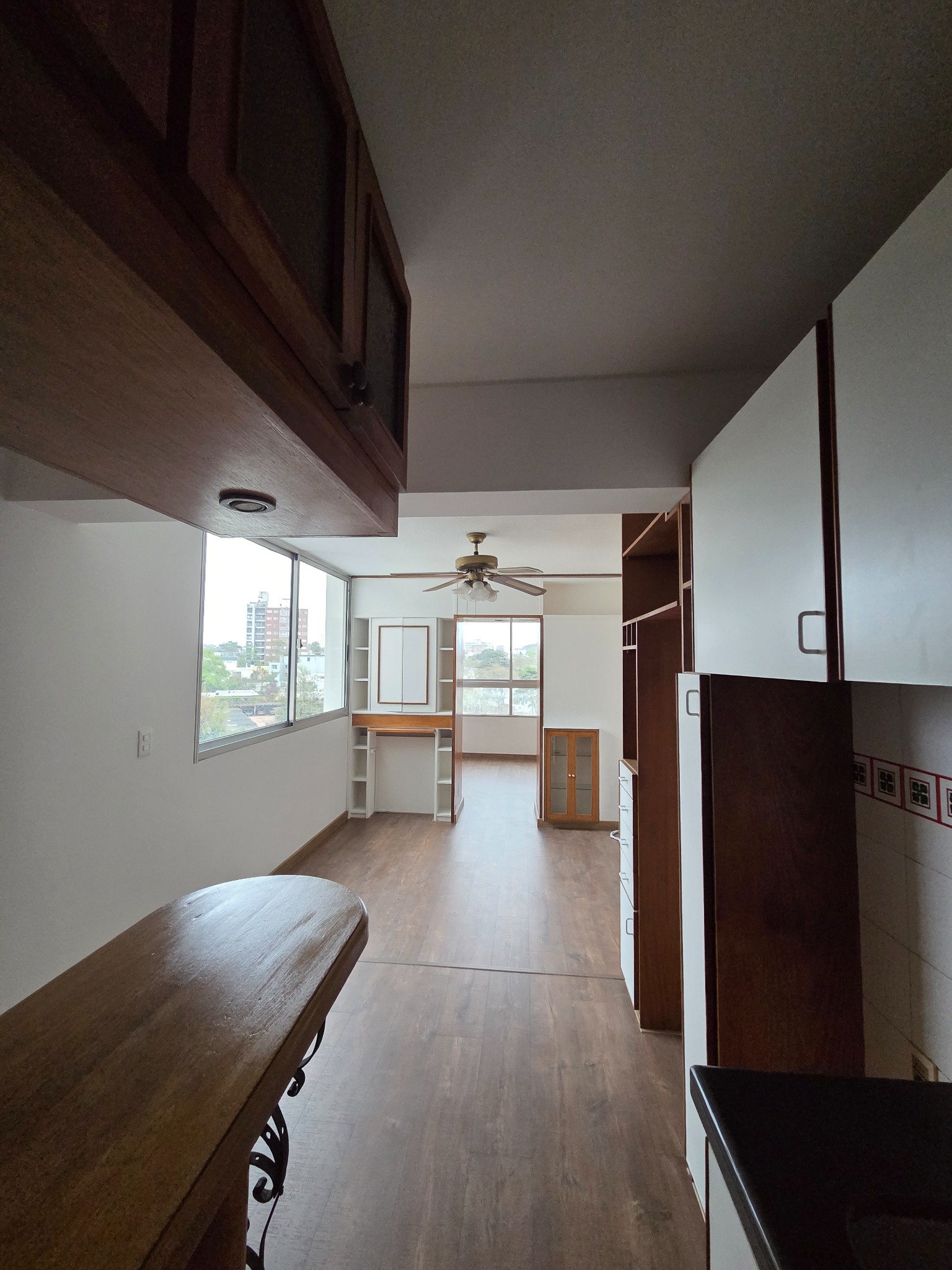 Exclusivo apartamento en piso 9 con vistas despejadas al contrafrente, estratégicamente ubicado en Rambla República de Chile y Santiago de Anca, ofreciendo un ambiente sofisticado con dormitorio y comedor elegantemente definidos. · Foto 2