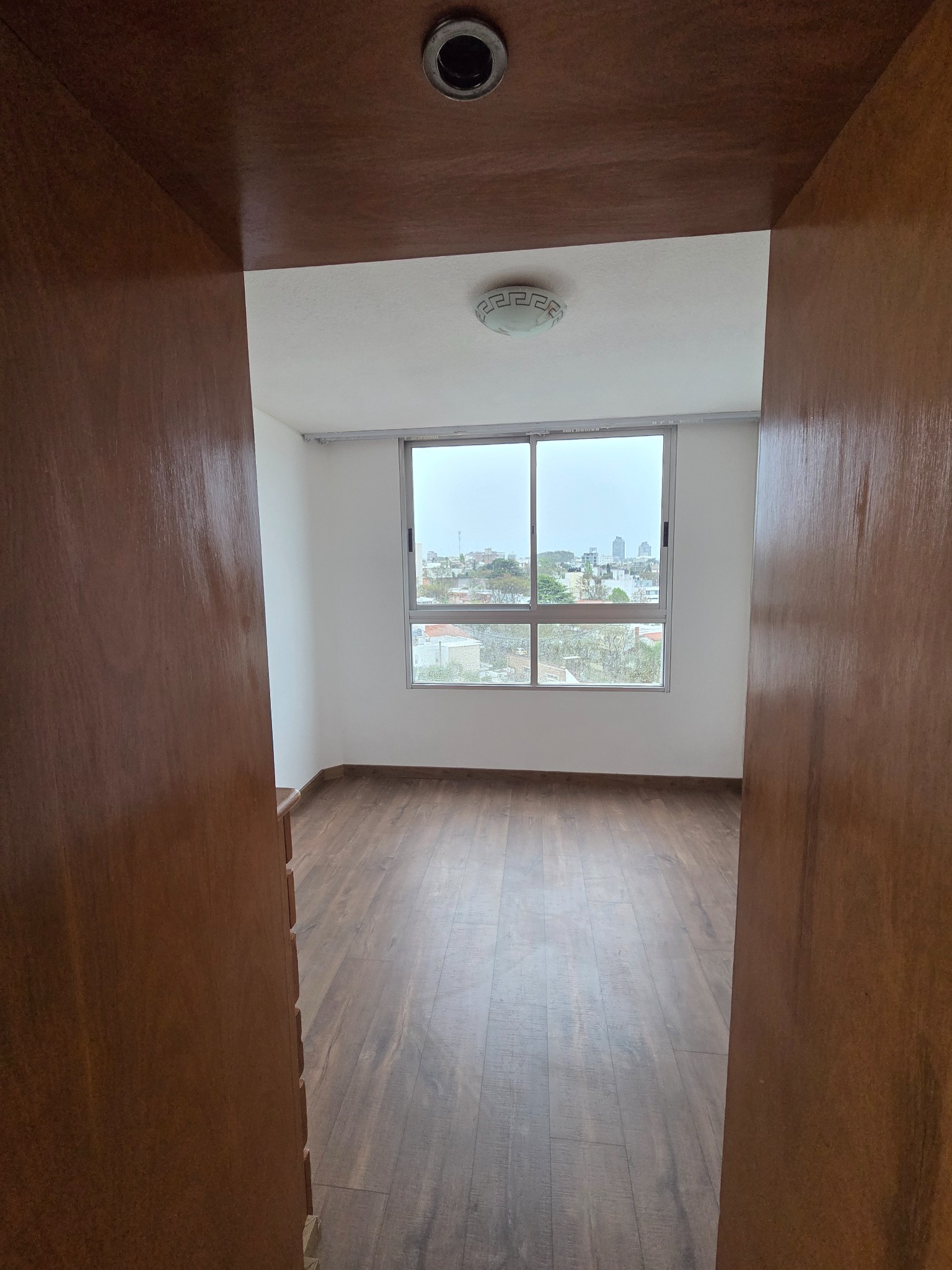 Exclusivo apartamento en piso 9 con vistas despejadas al contrafrente, estratégicamente ubicado en Rambla República de Chile y Santiago de Anca, ofreciendo un ambiente sofisticado con dormitorio y comedor elegantemente definidos. · Foto 10