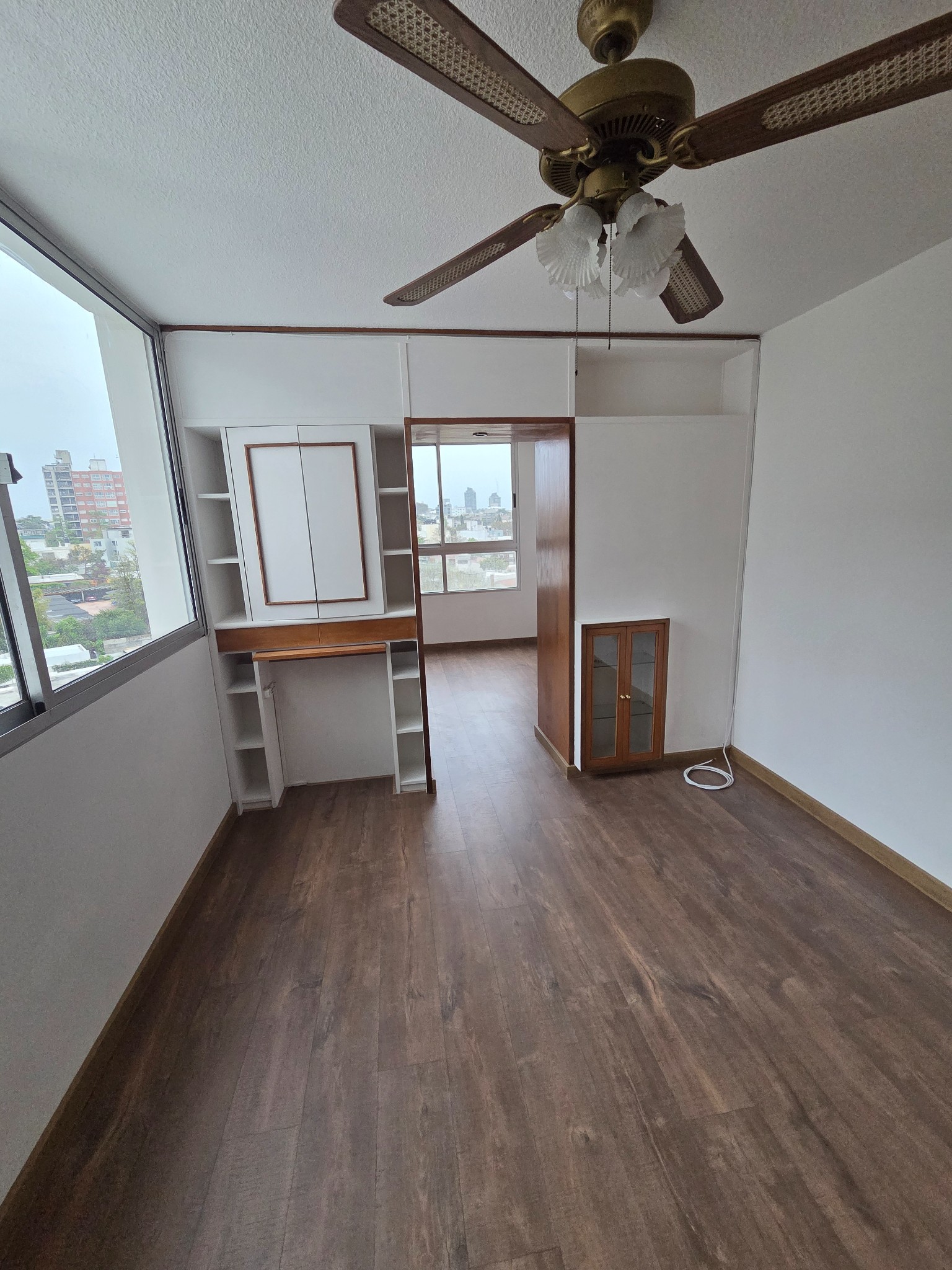 Exclusivo apartamento en piso 9 con vistas despejadas al contrafrente, estratégicamente ubicado en Rambla República de Chile y Santiago de Anca, ofreciendo un ambiente sofisticado con dormitorio y comedor elegantemente definidos. · Foto 3