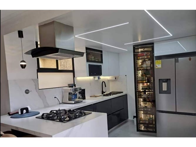 Apartamento de 4 alcobas en venta en La Castellana, Medellín, 137 m² · foto 2 de 20