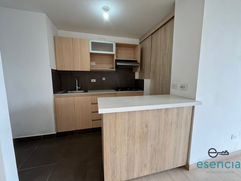 Apartamento en arriendo en Loma Del Escobero, Envigado · foto 2 de 15