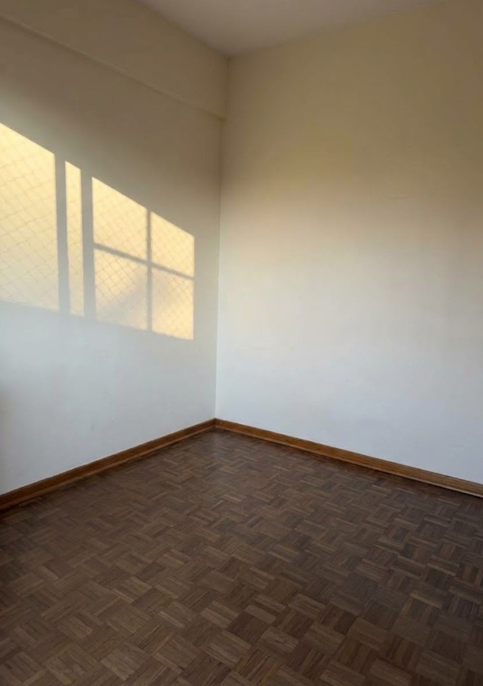 Lujoso Apartamento de 3 Dormitorios y 3 Baños con Garage en el Corazón de Pocitos: Ubicación Privilegiada en Chucarro esquina Guayaquí. · Foto 9
