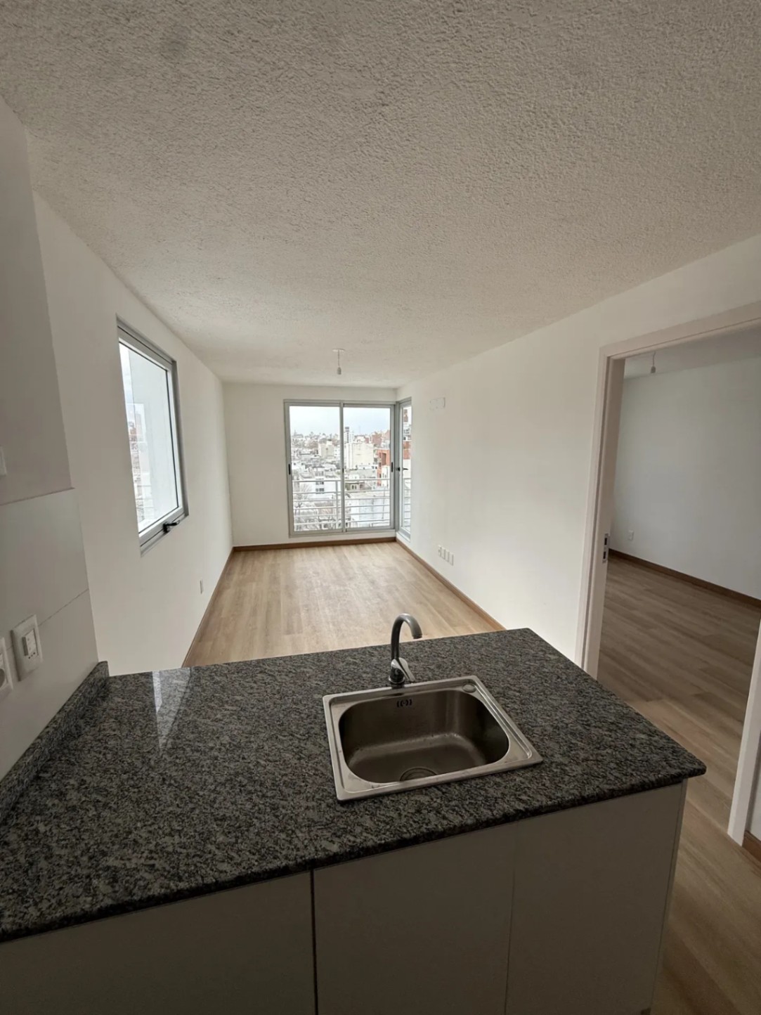 ALQUILER APARTAMENTO UN DORMITORIO, GARAJE EN AV. GONZALO RAMÍREZ BARRIO SUR · Foto 2