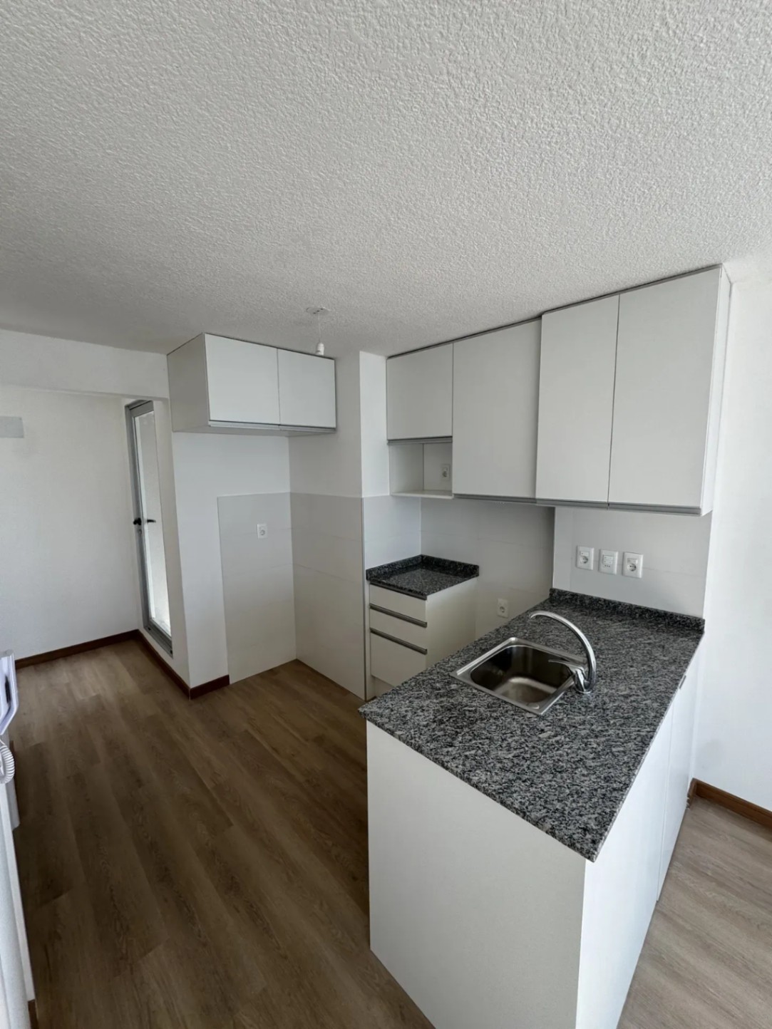 ALQUILER APARTAMENTO UN DORMITORIO, GARAJE EN AV. GONZALO RAMÍREZ BARRIO SUR · Foto 3