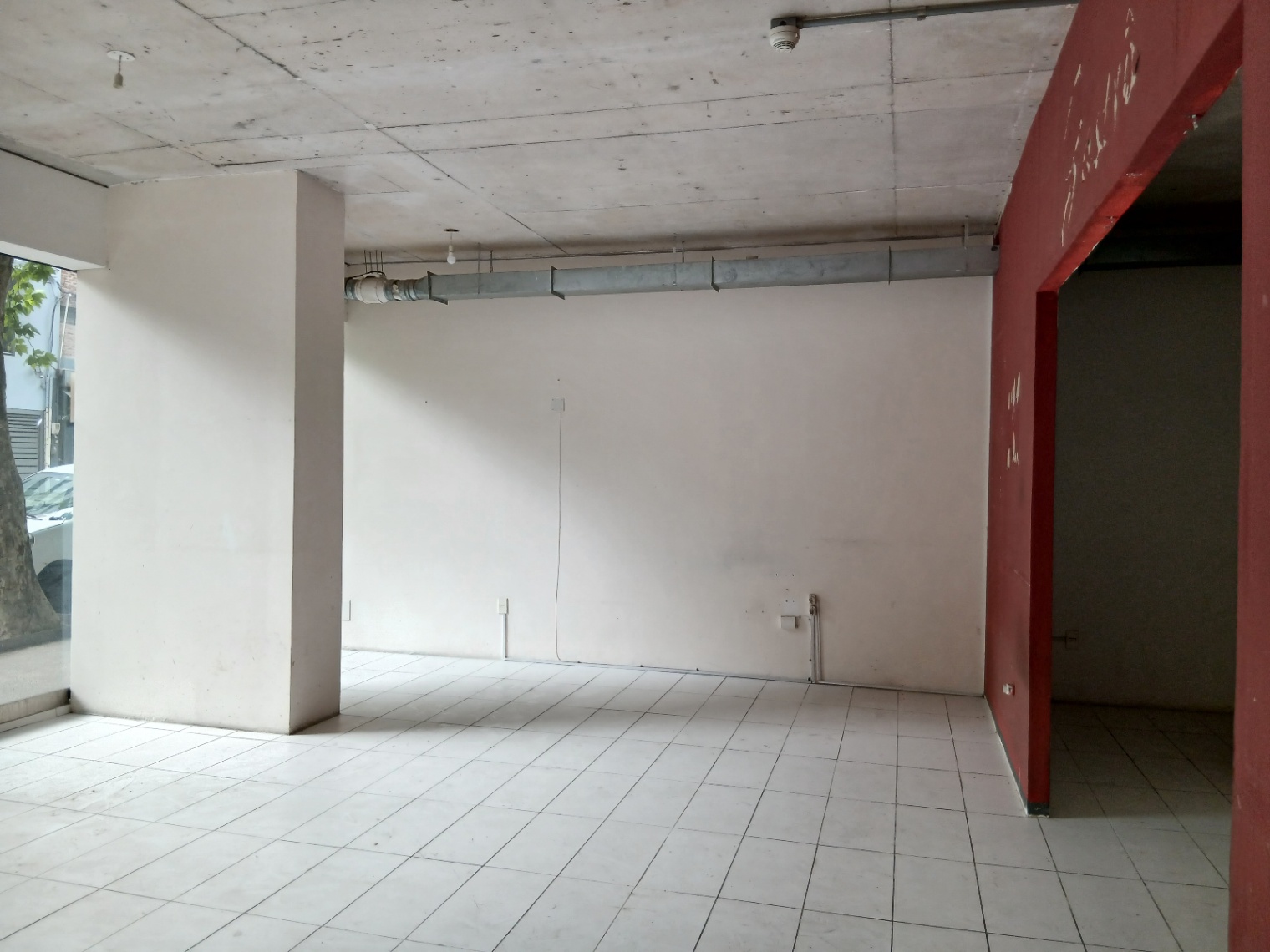 ALQUILER LOCAL COMERCIAL AMPLIO VENTANAL AL FRENTE EN EL CENTRO · Foto 3