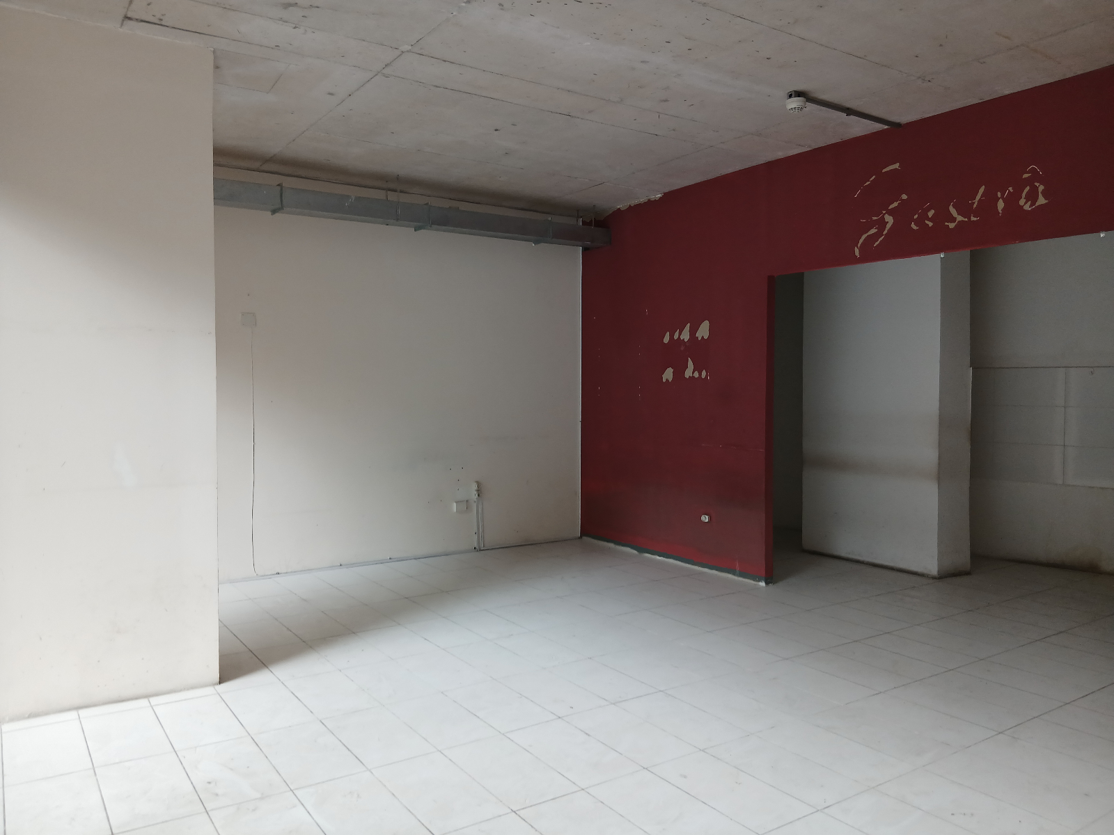 ALQUILER LOCAL COMERCIAL AMPLIO VENTANAL AL FRENTE EN EL CENTRO · Foto 4