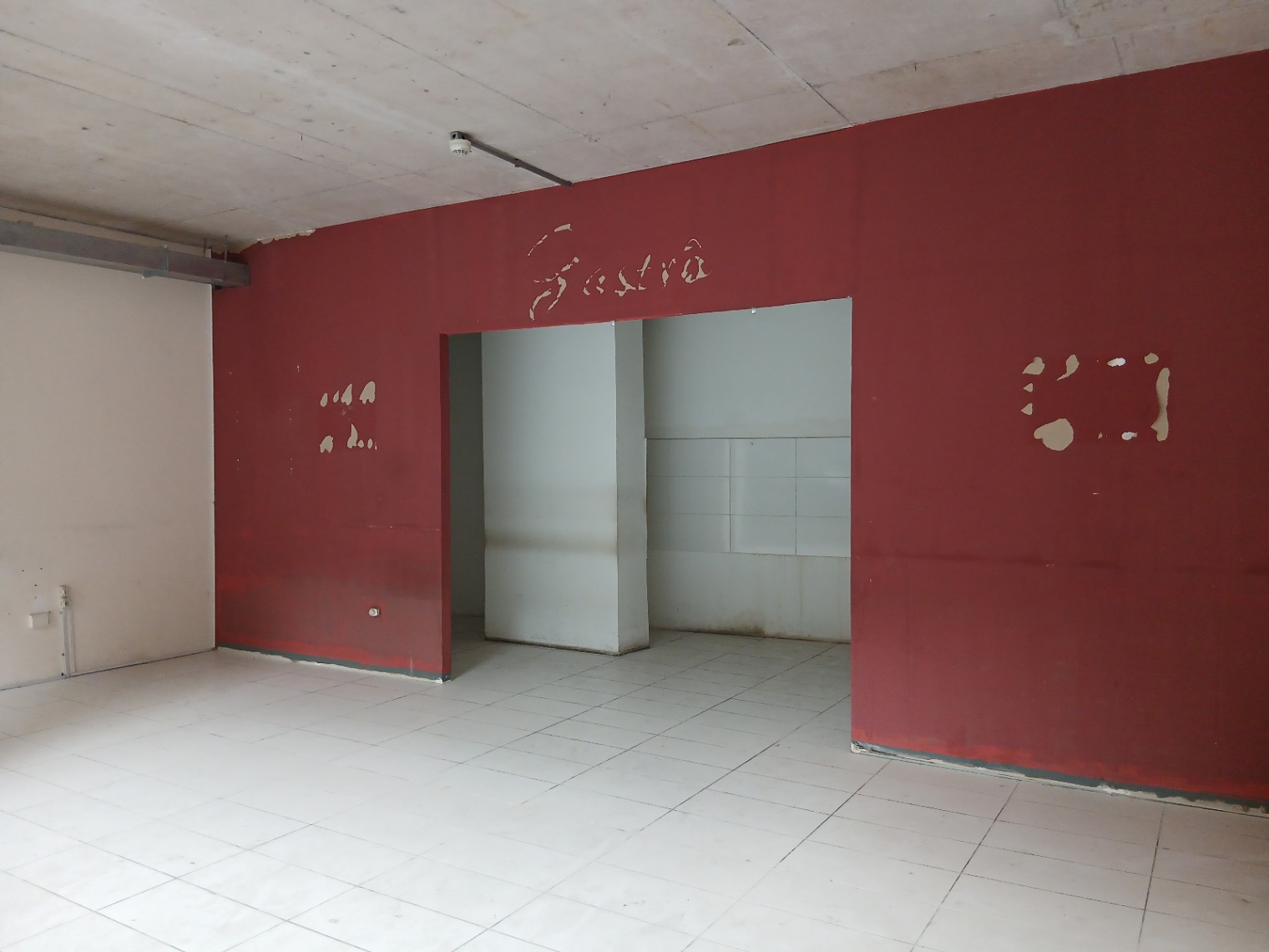 ALQUILER LOCAL COMERCIAL AMPLIO VENTANAL AL FRENTE EN EL CENTRO · Foto 5