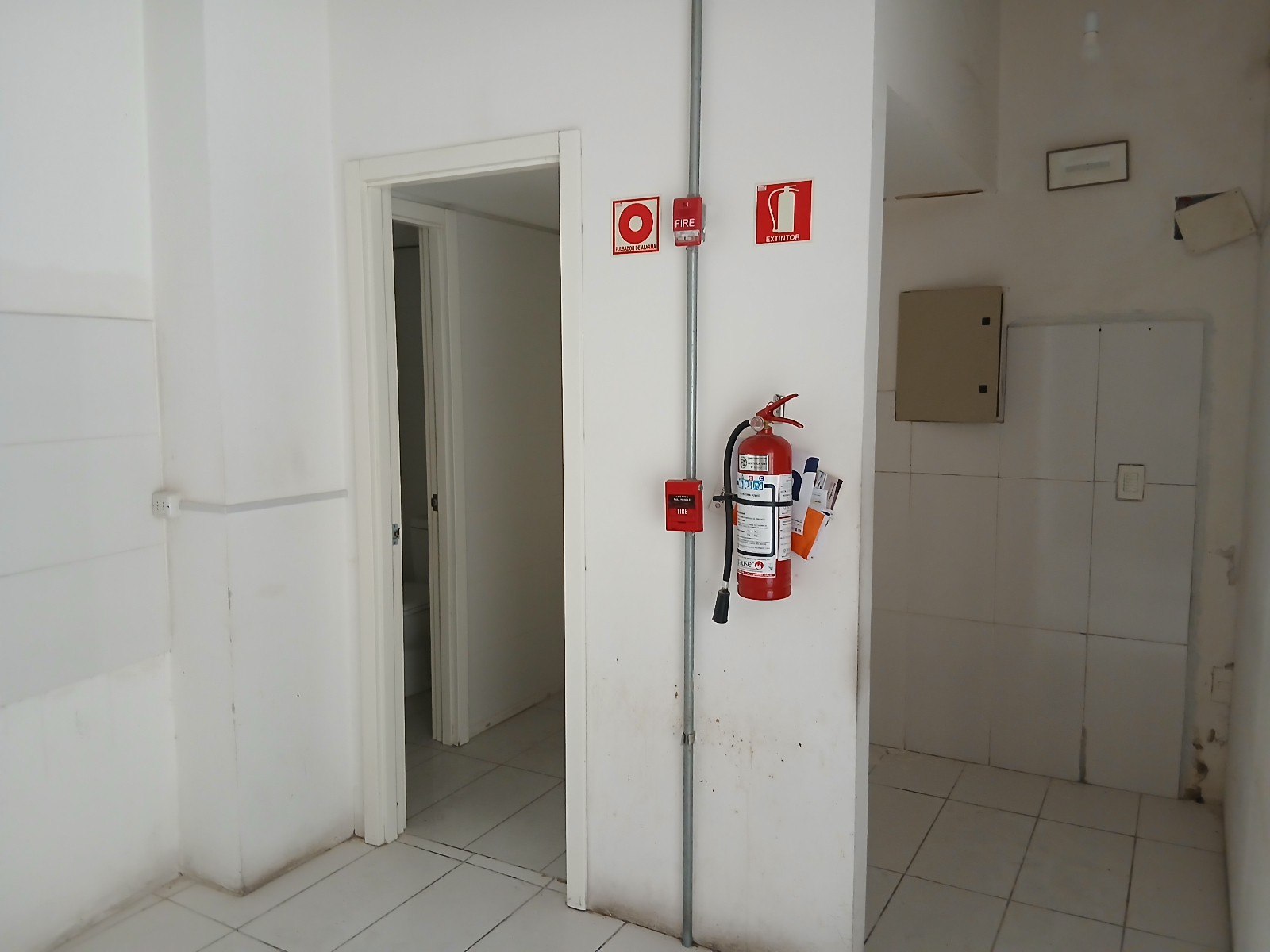 ALQUILER LOCAL COMERCIAL AMPLIO VENTANAL AL FRENTE EN EL CENTRO · Foto 6
