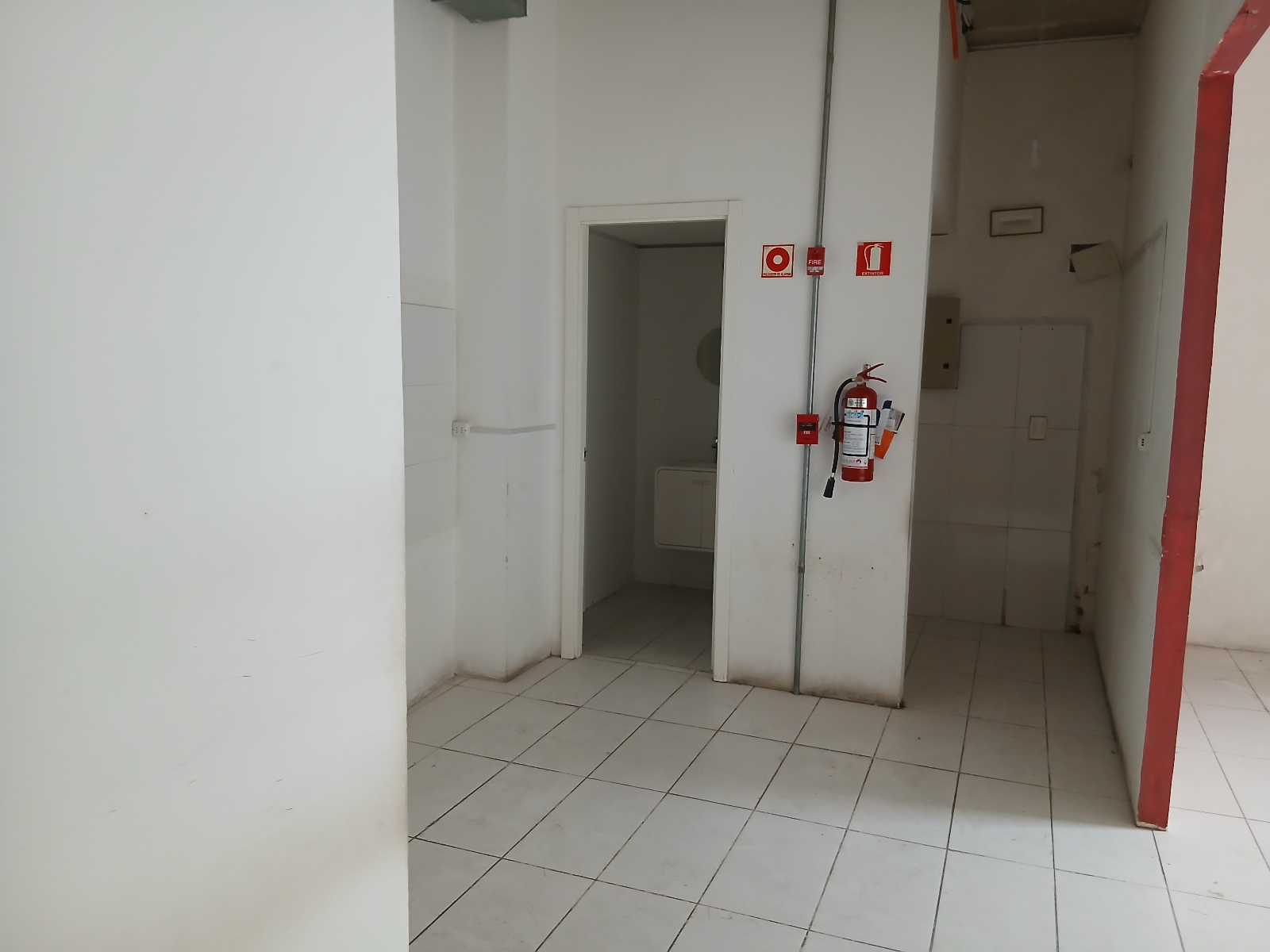 ALQUILER LOCAL COMERCIAL AMPLIO VENTANAL AL FRENTE EN EL CENTRO · Foto 10