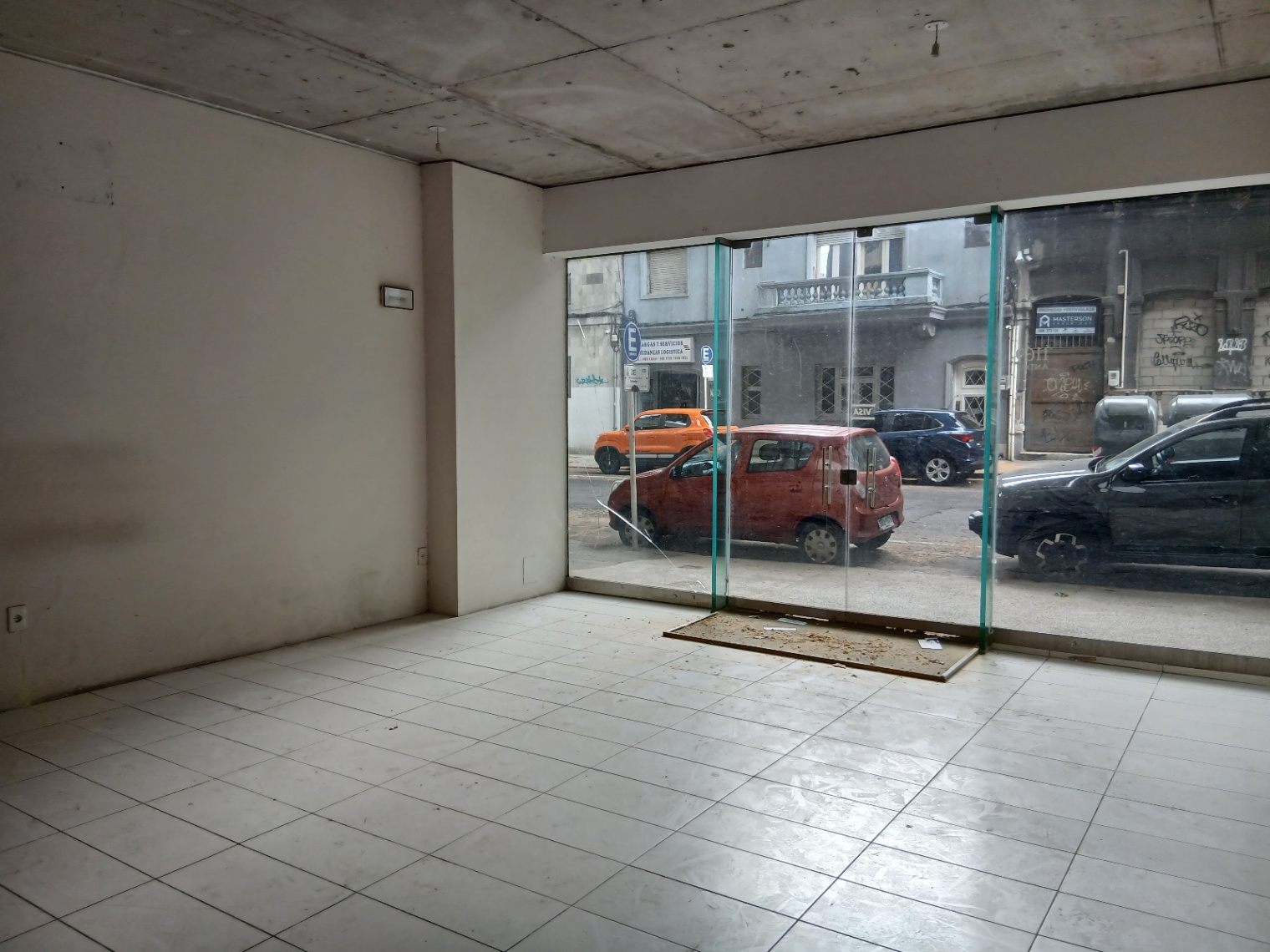 ALQUILER LOCAL COMERCIAL AMPLIO VENTANAL AL FRENTE EN EL CENTRO · Foto 11