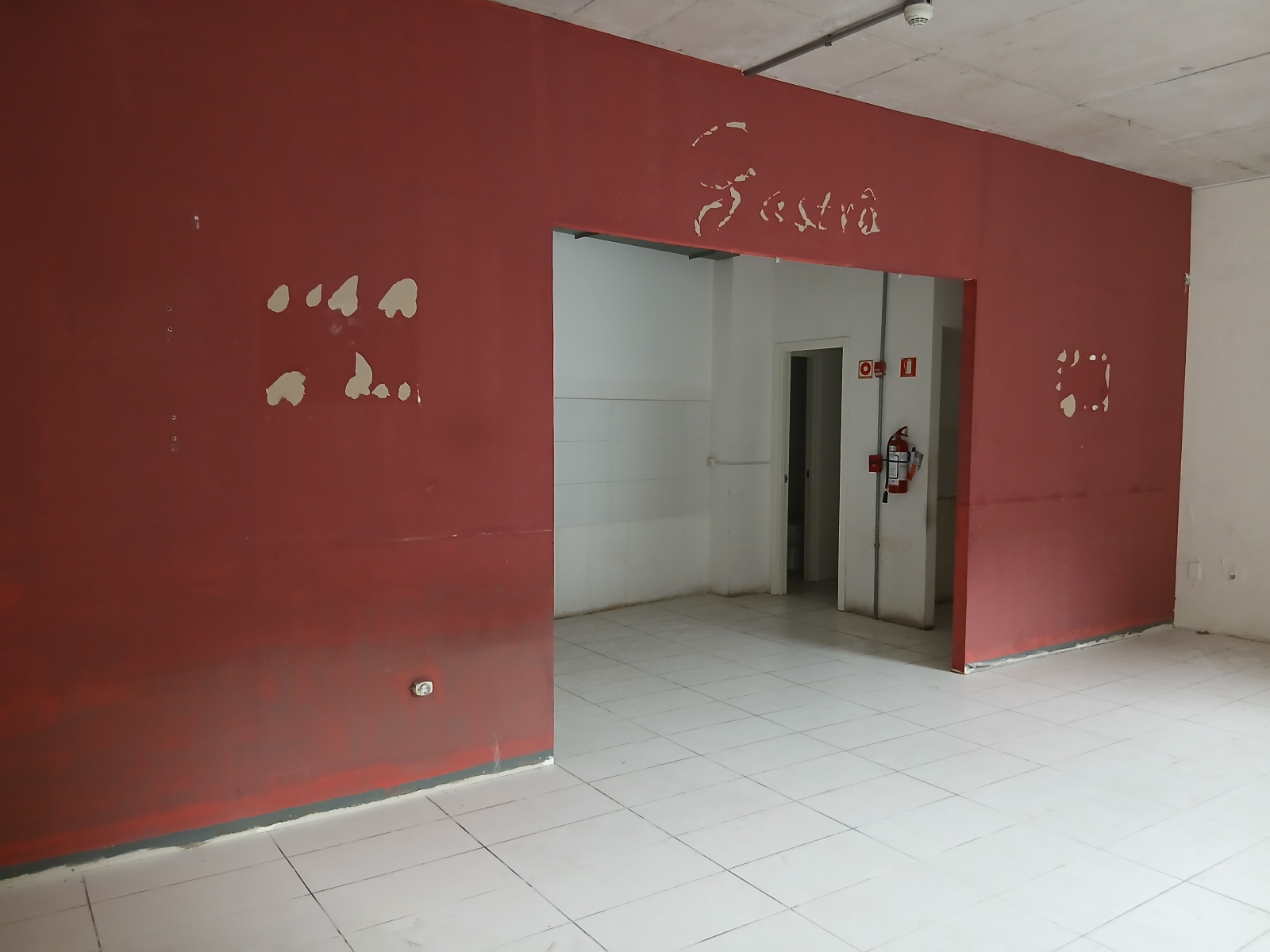 ALQUILER LOCAL COMERCIAL AMPLIO VENTANAL AL FRENTE EN EL CENTRO · Foto 12