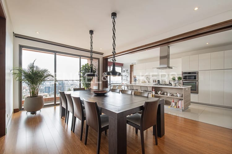 Apartamento de 5 alcobas en venta en Cerros De Los Alpes, Bogotá, 307 m² · foto 3 de 20