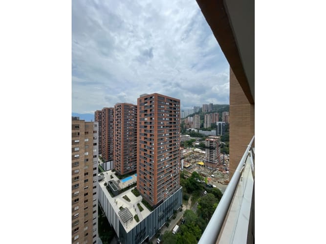 Apartamento de 3 alcobas en arriendo en Ciudad Del Río, Medellín, 140 m² · foto 3 de 20
