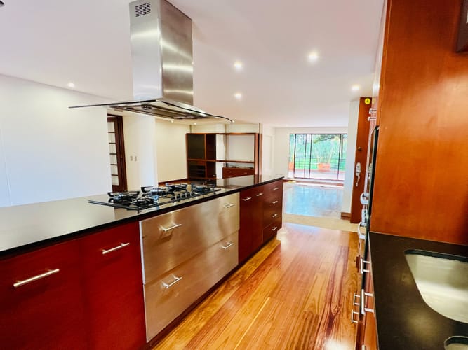 Apartamento de 3 alcobas en venta en Cerros De Suba, Bogotá, 209 m² · foto 2 de 24