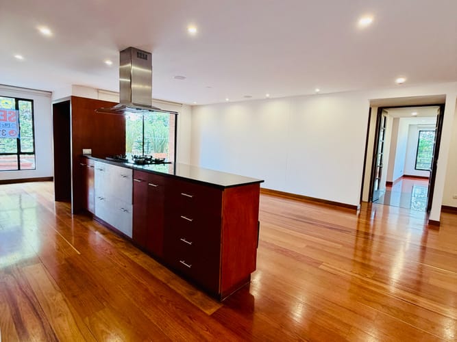 Apartamento de 3 alcobas en venta en Cerros De Suba, Bogotá, 209 m² · foto 4 de 24