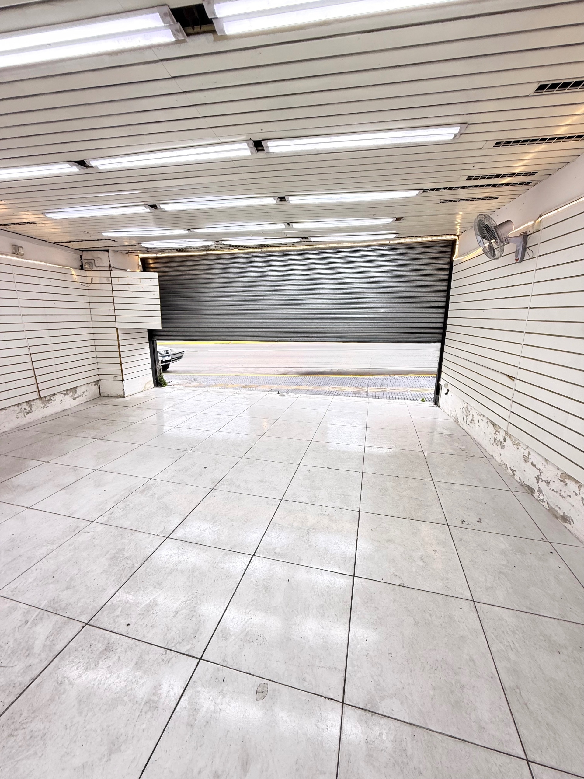 Local Comercial en alquiler ubicado en Paso Molino sobre Av. Agraciada · Foto 2