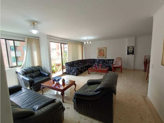 Apartamento de 3 alcobas en venta en Conquistadores, Medellín, 135 m² · foto 3 de 20