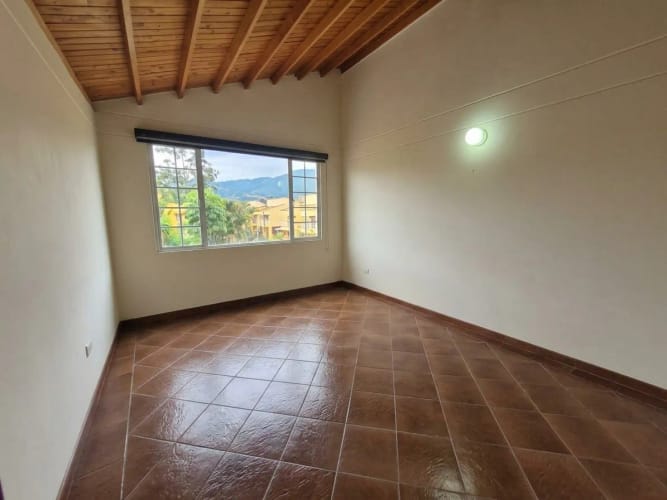 Casa de 4 alcobas en venta en El Tambo, La Ceja, 250 m² · foto 11 de 13