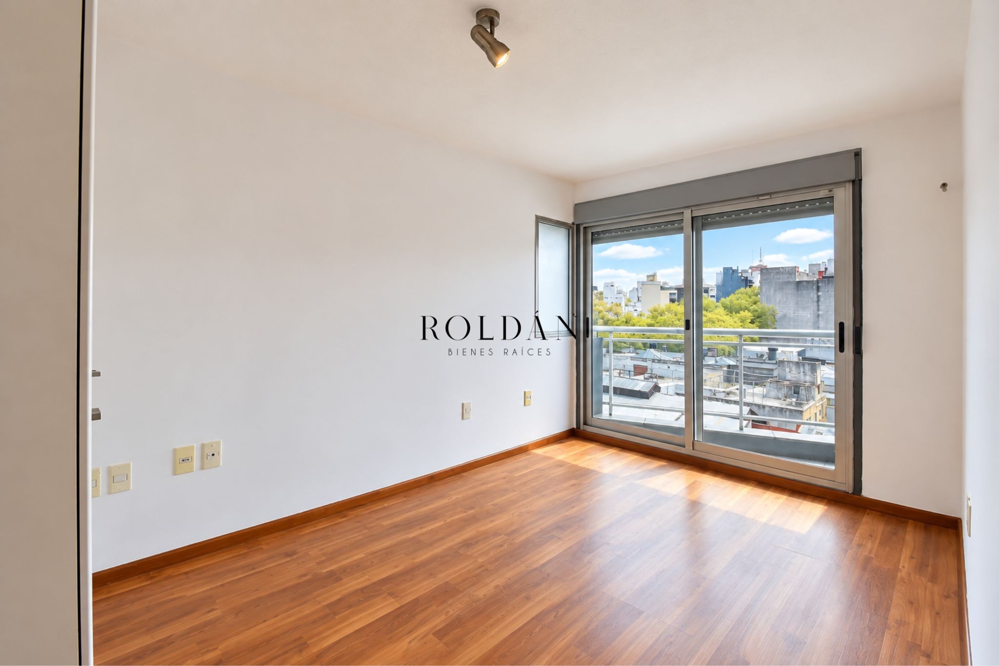 Apartamento Alquiler Parque Rodo 1 Dormitorio Piso Medio Terraza Porteria Virtual Inmejorable Ubicacion · Foto 9