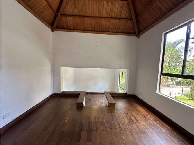 Casa de 5 alcobas en venta en San Lucas, Medellín, 224 m² · foto 4 de 24