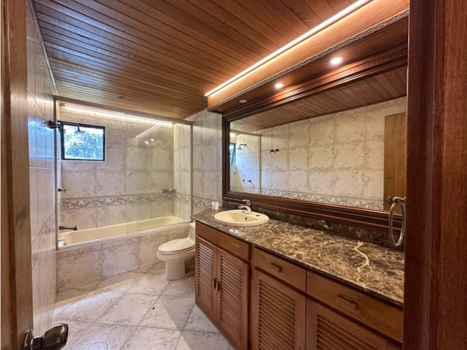 Casa de 5 alcobas en venta en San Lucas, Medellín, 224 m² · foto 8 de 24