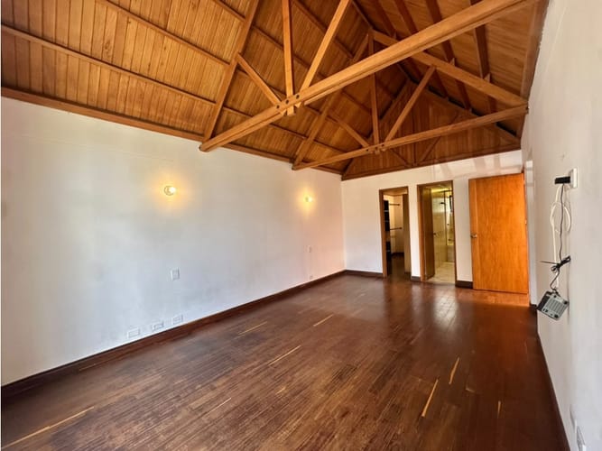 Casa de 5 alcobas en venta en San Lucas, Medellín, 224 m² · foto 19 de 24