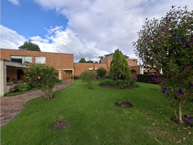Casa en venta en Santa Barbara Central, Bogotá · foto 2 de 24