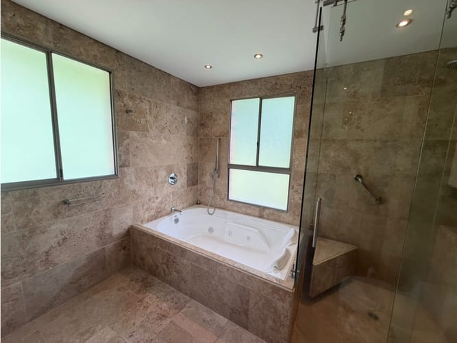 Casa de 3 alcobas en venta en El Poblado, Medellín, 298 m² · foto 20 de 22