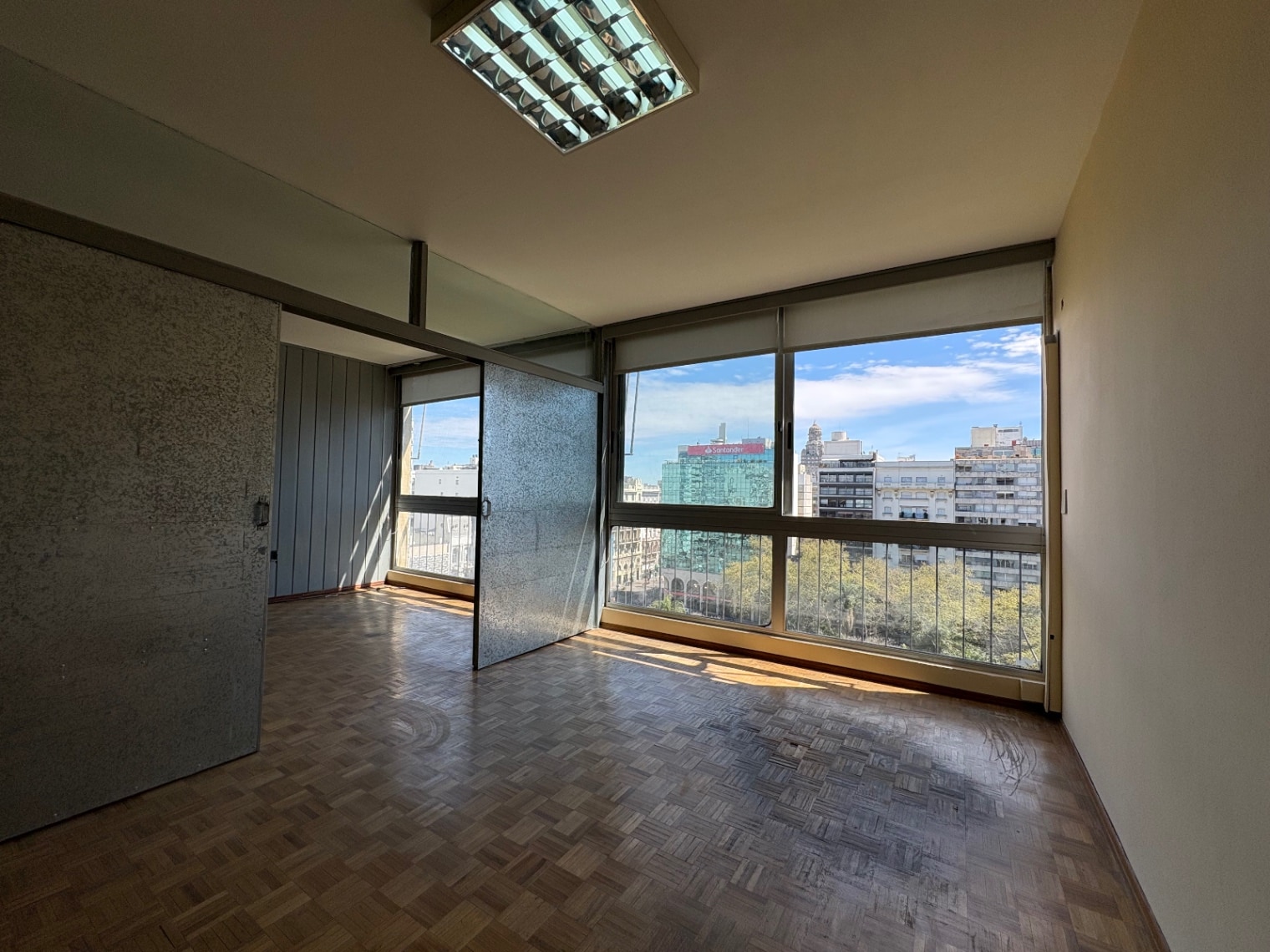 ALQUILER OFICINA EN CENTRO 94M2 FRENTE A PLAZA DE ENTREVERO · Foto 1