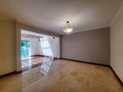 Casa de 3 alcobas en arriendo en El Poblado, Medellín, 217 m² · foto 5 de 24