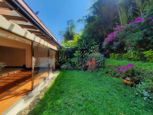 Casa de 3 alcobas en arriendo en El Poblado, Medellín, 217 m² · foto 8 de 24
