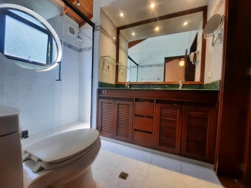 Casa de 3 alcobas en arriendo en El Poblado, Medellín, 217 m² · foto 23 de 24