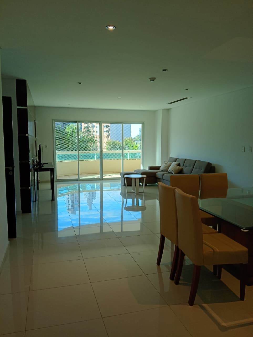 Alquiler: Departamento Moderno con Balcón, 3 Baños y 2 Garajes