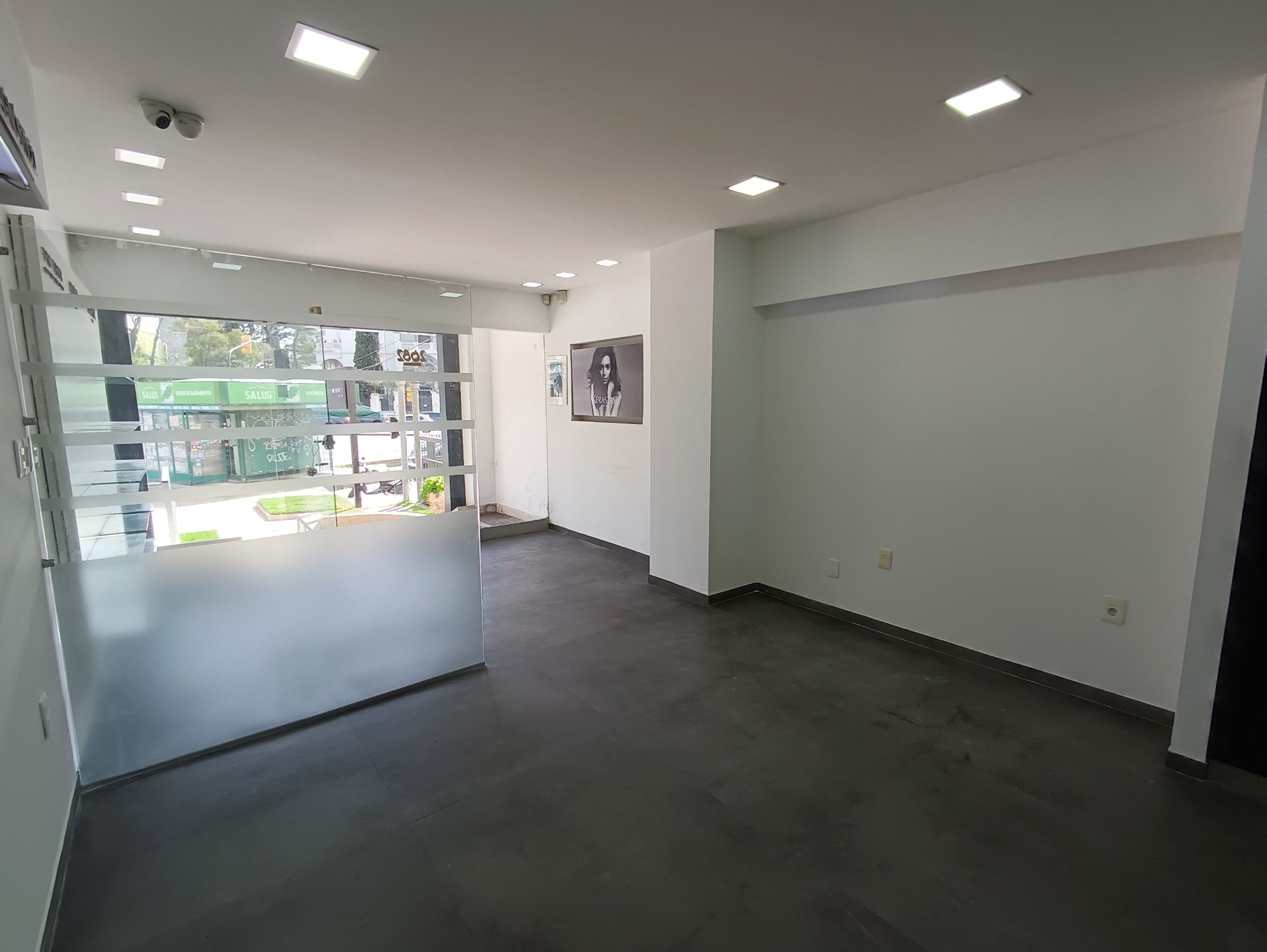 Amplio local en Planta baja. Inmejorable zona. Entorno de varios comercios. · Foto 3