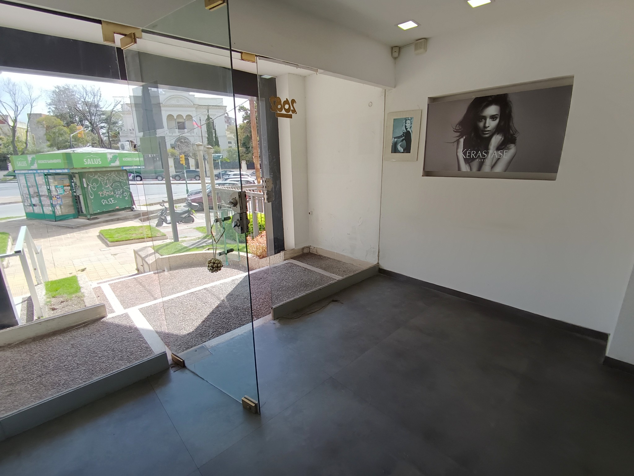 Amplio local en Planta baja. Inmejorable zona. Entorno de varios comercios. · Foto 2