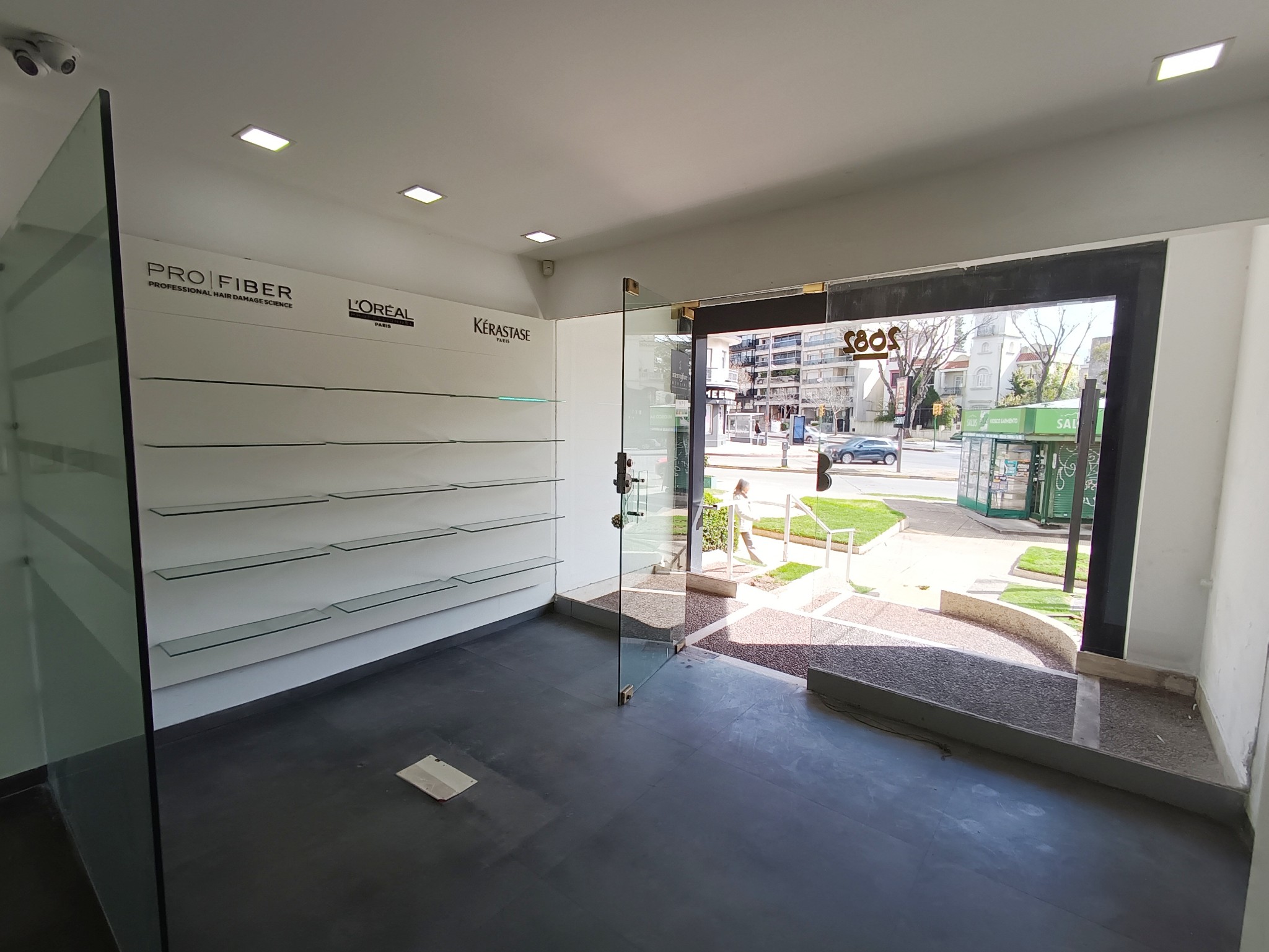 Amplio local en Planta baja. Inmejorable zona. Entorno de varios comercios.