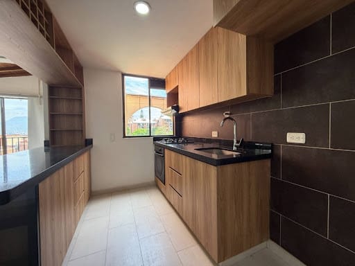 Apartamento de 4 alcobas en arriendo en Loma De Las Brujas, Envigado, 92 m² · foto 2 de 18