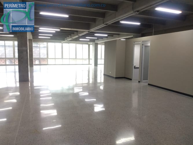 Oficina en arriendo en Guayabal, Medellín, 596 m² · foto 2 de 17
