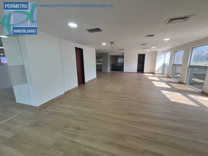 Oficina en arriendo en El Diamante No. 2, Medellín, 246 m² · foto 2 de 18