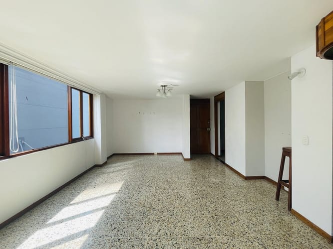 Apartamento de 3 alcobas en venta en La Aguacatala, Medellín, 135 m² · foto 2 de 18