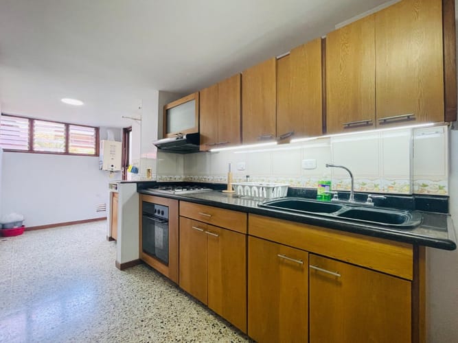 Apartamento de 3 alcobas en venta en La Aguacatala, Medellín, 135 m² · foto 3 de 18