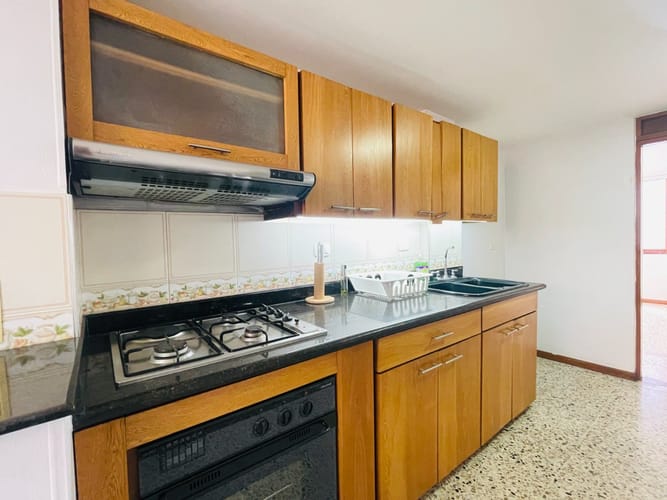 Apartamento de 3 alcobas en venta en La Aguacatala, Medellín, 135 m² · foto 5 de 18