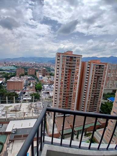 Apartamento de 3 alcobas en arriendo en Los Colores, Medellín, 88 m² · foto 22 de 23