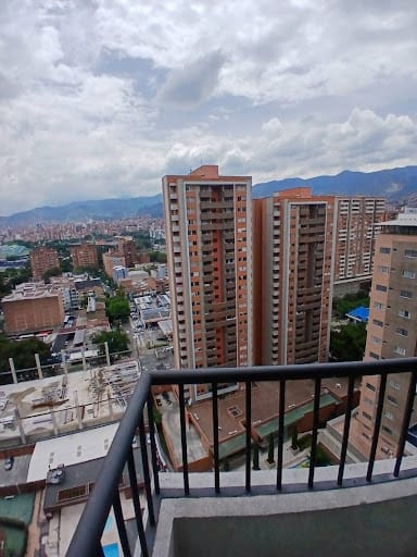 Apartamento de 3 alcobas en arriendo en Los Colores, Medellín, 88 m² · foto 23 de 23