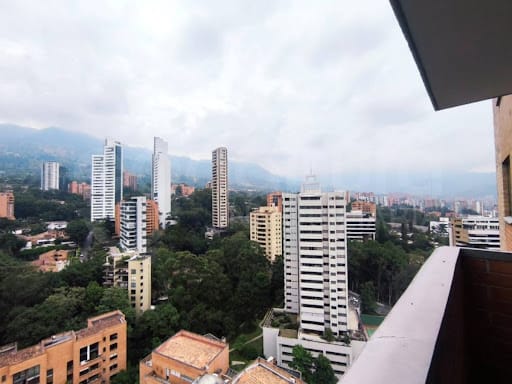 Apartamento de 3 alcobas en arriendo en El Poblado, Medellín, 130 m² · foto 18 de 23