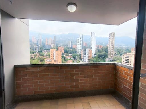 Apartamento de 3 alcobas en arriendo en El Poblado, Medellín, 130 m² · foto 19 de 23